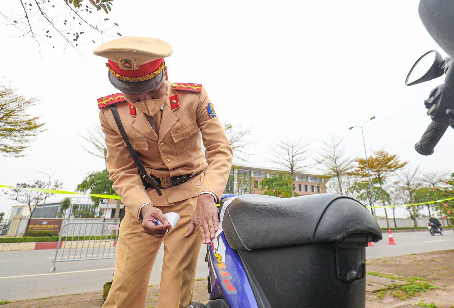Với lỗi vi phạm này tài xế H. sẽ bị phạt từ 6 đến 8 triệu đồng, tước GPLX từ 22 đến 24 tháng và bị tạm giữ phương tiện.