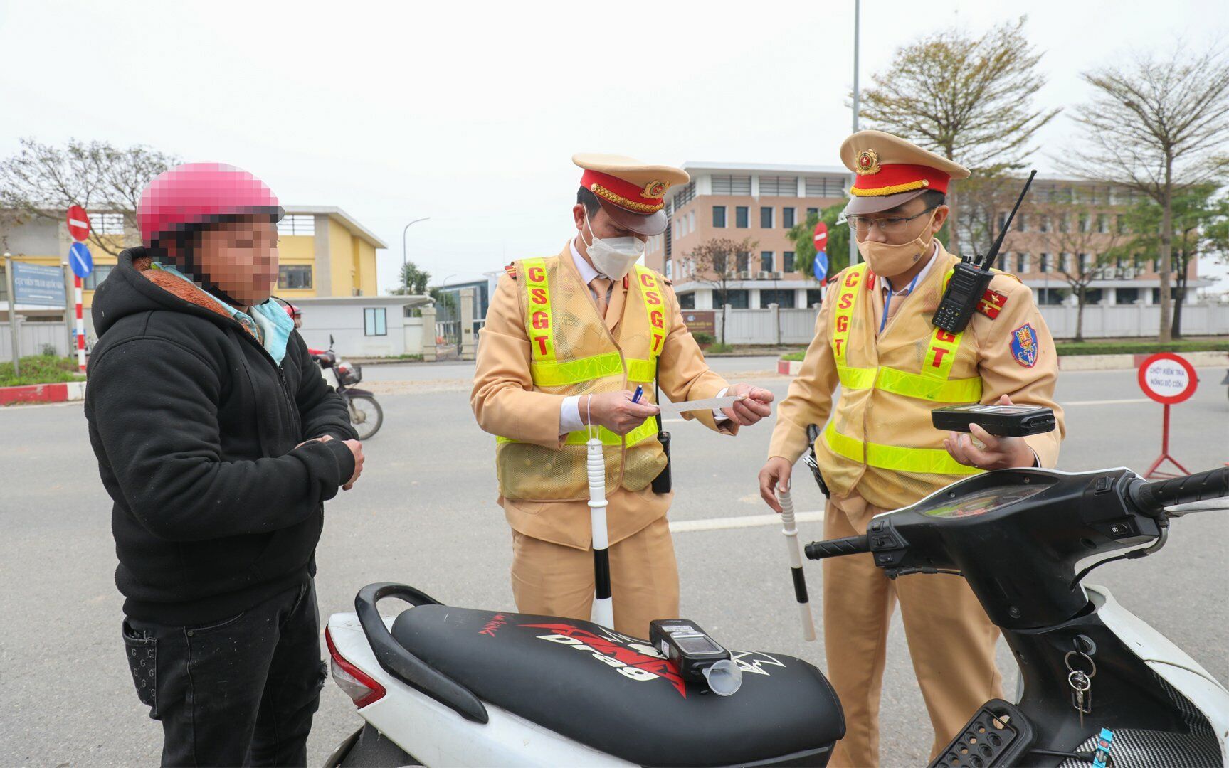 Không lâu sau đó, Tổ công tác lại phát hiện tài xế N.M.T điều khiển xe máy BKS 88L1-314.XX vi phạm nồng độ cồn ở mức 0,073 miligam/lít khí thở.