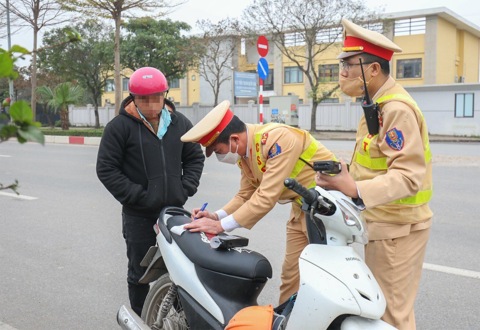 Khi được thông báo kết quả đo nồng độ cồn, người này phân trần "tôi uống từ tối hôm qua (15/2), không ngờ bây giờ trong hơi thở vẫn còn nồng độ cồn".