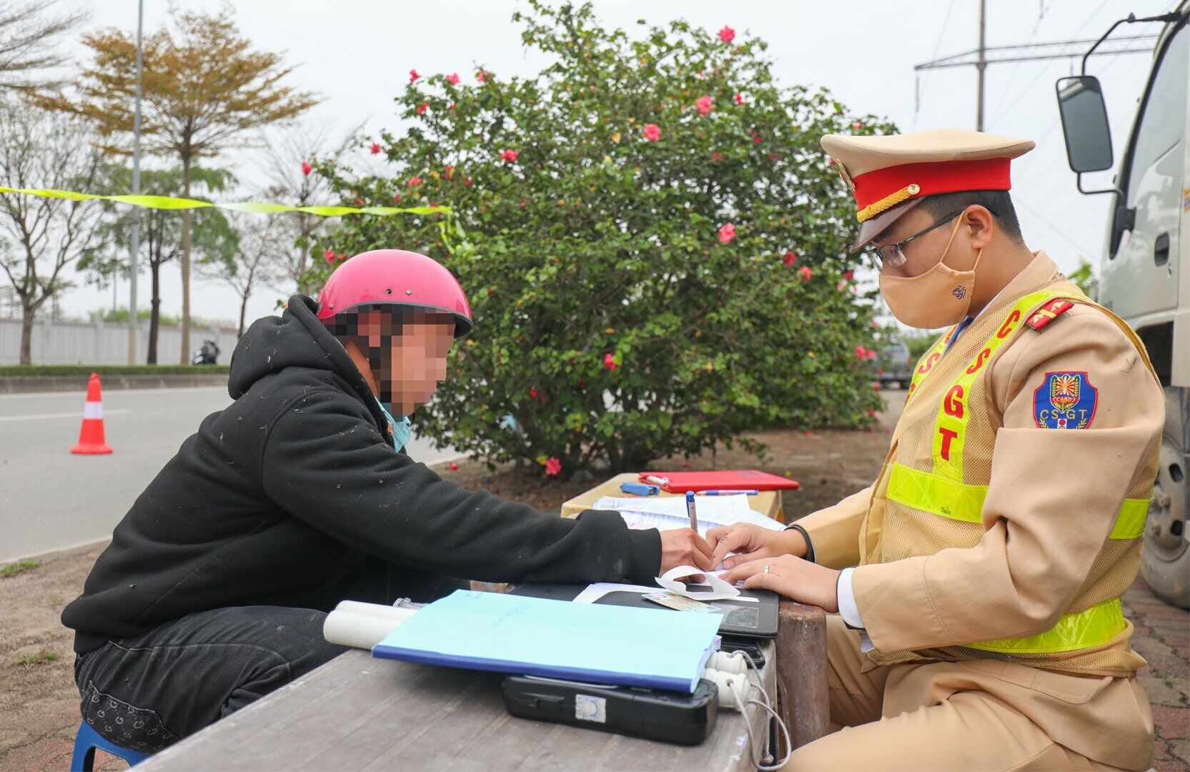 Với lỗi vi phạm trên, tài xế T. sẽ bị phạt từ 2 đến 3 triệu đồng, tước GPLX từ 10 đến 12 tháng và bị tạm giữ phương tiện.