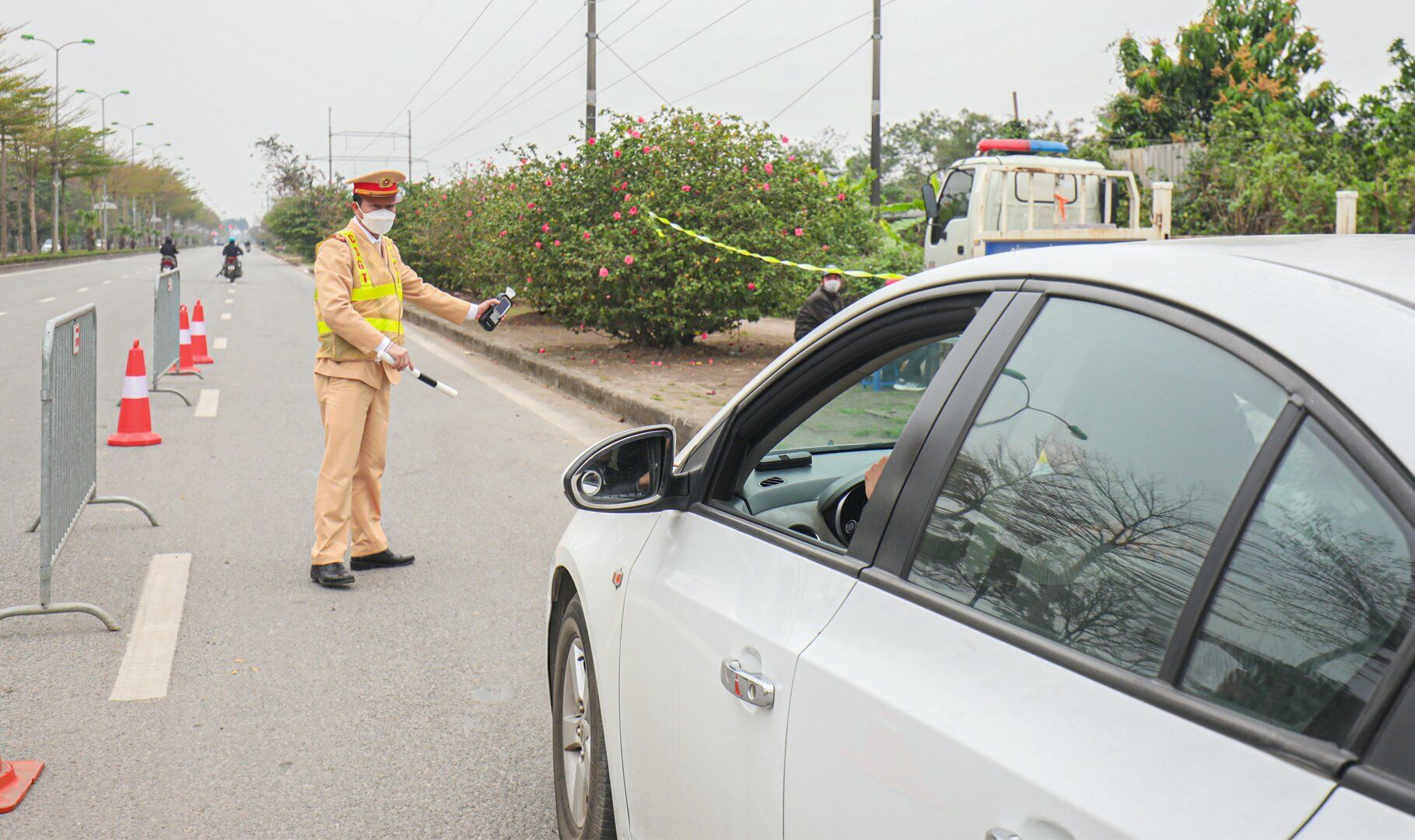 Ghi nhận thực tế cho thấy, một ca kiểm tra nồng độ cồn trong 2 tiếng của Tổ công tác Đội CSGT - trật tự, Công an quận Bắc Từ Liêm đã kiểm tra hàng trăm xe ô tô nhưng không phát hiện một tài xế nào vi phạm.