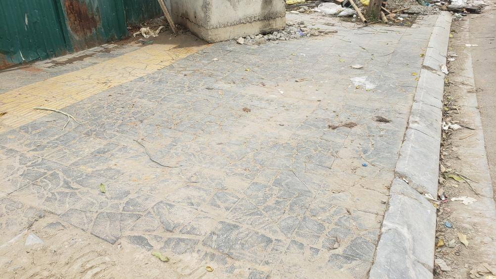 Tại một số vị trí, phần đá lát vỉa hè bị hư hỏng, biến dạng.