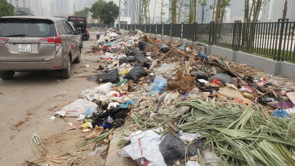 Rác thải đổ tại đây là những vật dụng của gia đình không sử dụng như giường, chăn, nệm, rác thải sinh hoạt và có cả phế liệu xây dựng.