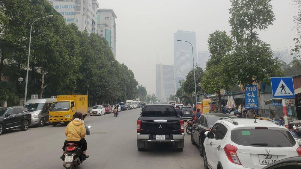 Nhiều tháng nay, tại khu vực đoạn đường ngõ 7 Tôn Thất Thuyết (địa bàn phường Yên Hoà, quận Cầu Giấy, Hà Nội) đã hình thành một bãi rác tự phát gây ô nhiễm môi trường, mất mỹ quan đô thị.
