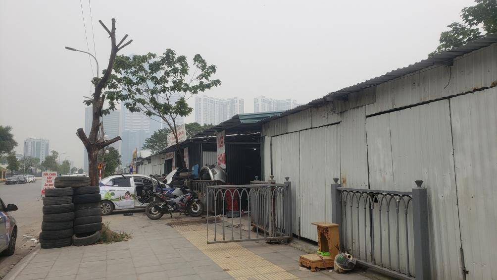 Tại đoạn đường này có rất nhiều kiot được dựng tạm lên để kinh doanh, buôn bán như bia hơi, quán sửa xe,....