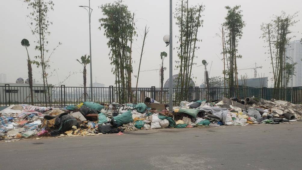 Dọc hai bên tuyến đường chưa được đặt tên này, là rác thải tràn ngập vỉa hè, lòng đường.