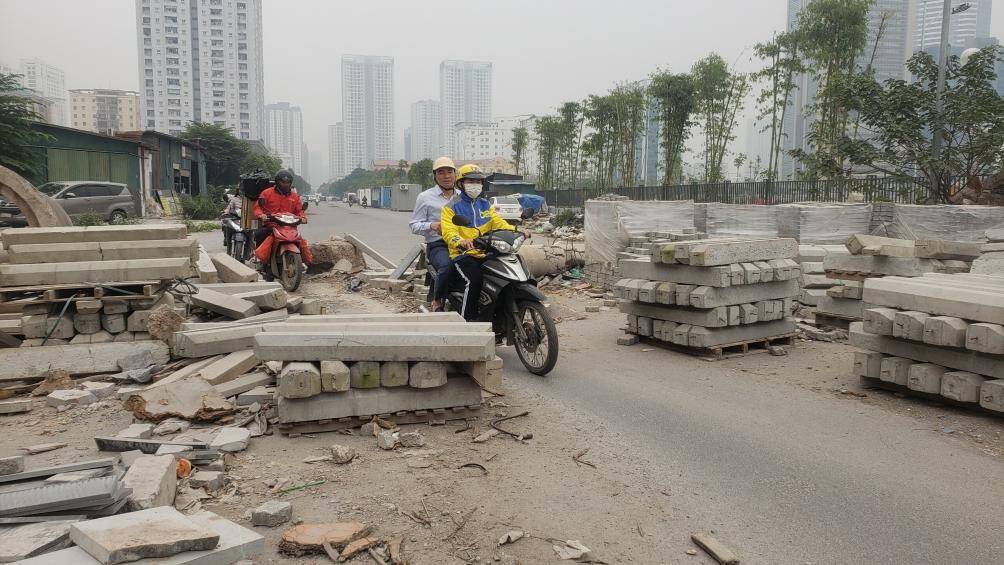 Được biết, trước Tết Nguyên đán 2023, nhân viên vệ sinh môi trường đã dọn rất nhiều rác tại đây. Nhưng đến nay, rác lại chất đống tại khu vực này, gây ô nhiễm môi trường, cảnh quan.