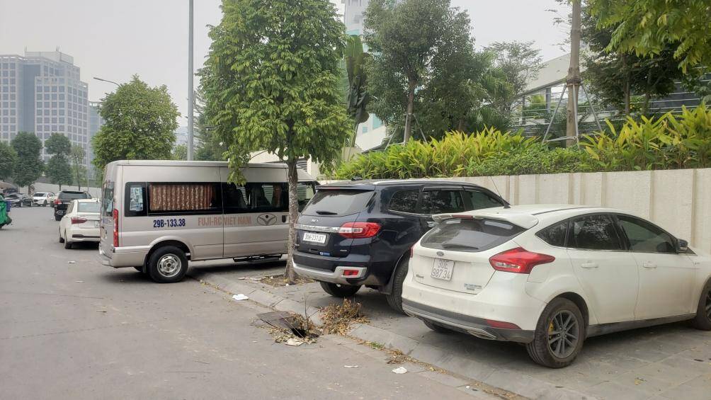 Xe ô tô vô tư đỗ trên vỉa hè.