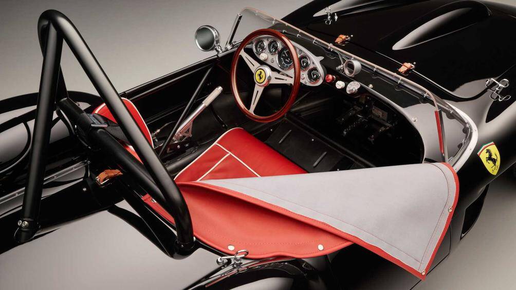 Hiện giá bán của Testa Rossa J Pacco Gara vẫn chưa được tiết lộ, tuy nhiên con số được dự đoán chắc chắn sẽ cao hơn mức 99.675 USD (2,3 tỷ đồng) của mẫu xe Testa Rossa J