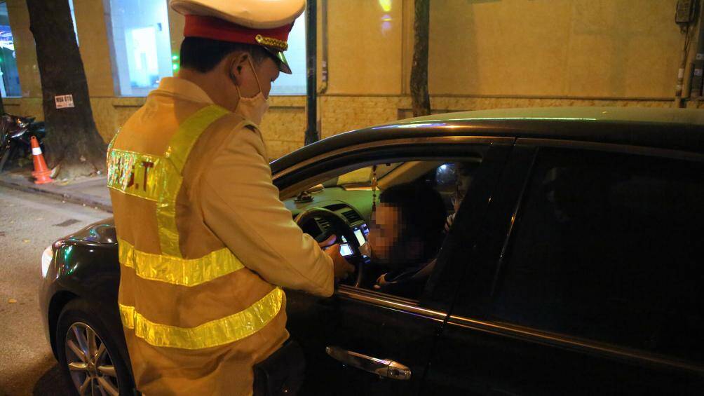 Trung tá Nguyễn Đức Huấn, Tổ trưởng Tổ công tác liên ngành Y11/141 cho biết, sau hơn 2 tháng thực hiện cao điểm kiểm tra nồng độ cồn trên địa bàn TP Hà Nội, tình hình người điều khiển phương tiện sử dụng rượu bia khi tham gia giao thông đã giảm rõ rệt.