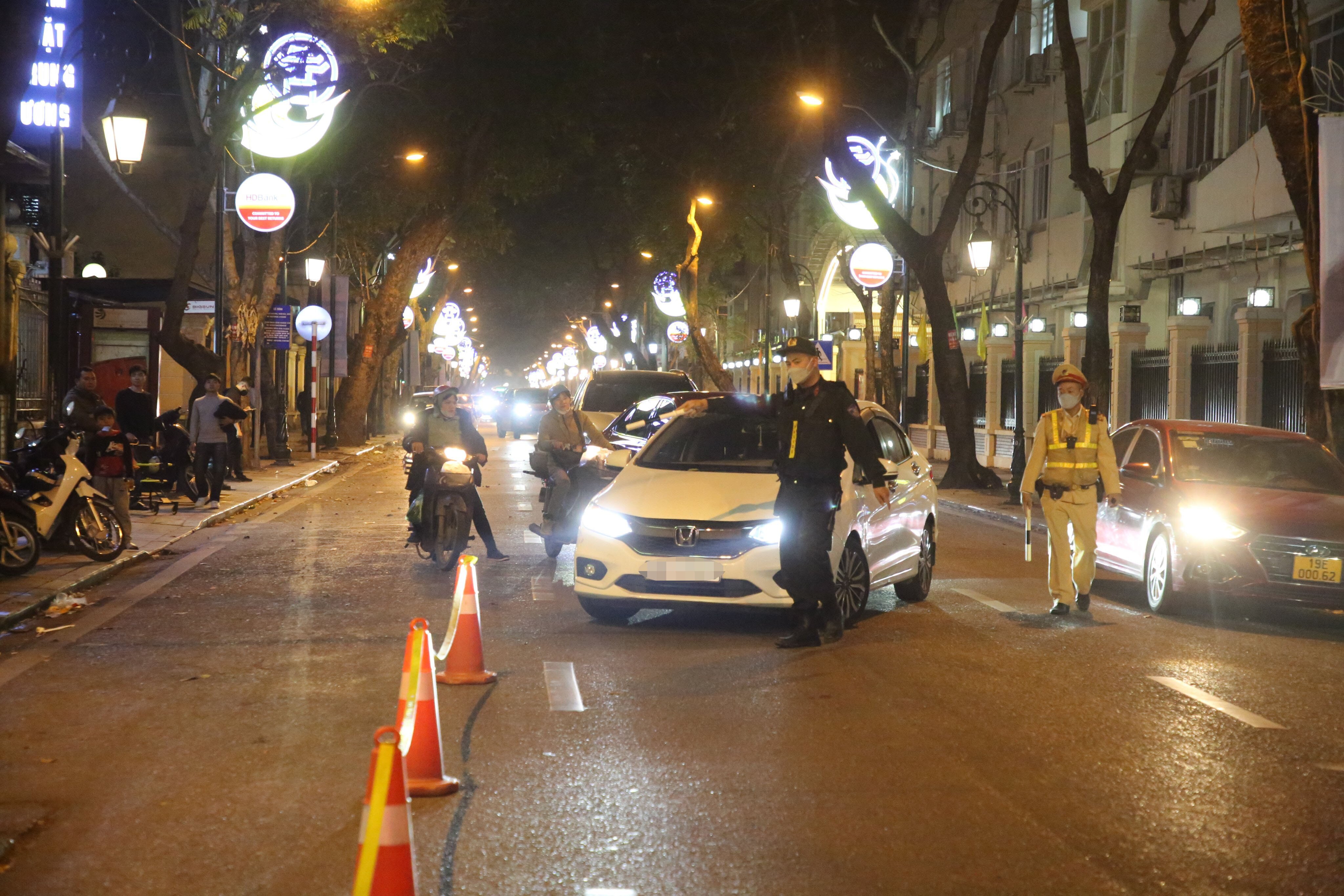 20h tối 18/2, Tổ công tác liên ngành Y11/141 (Công an TP Hà Nội) triển khai chốt kiểm tra nồng độ cồn tại nút giao Tràng Thi - Quán Sứ (Hà Nội). Các phương tiện đi theo hướng Tràng Thi - Điện Biên Phủ đều được Tổ công tác dừng xe kiểm tra.