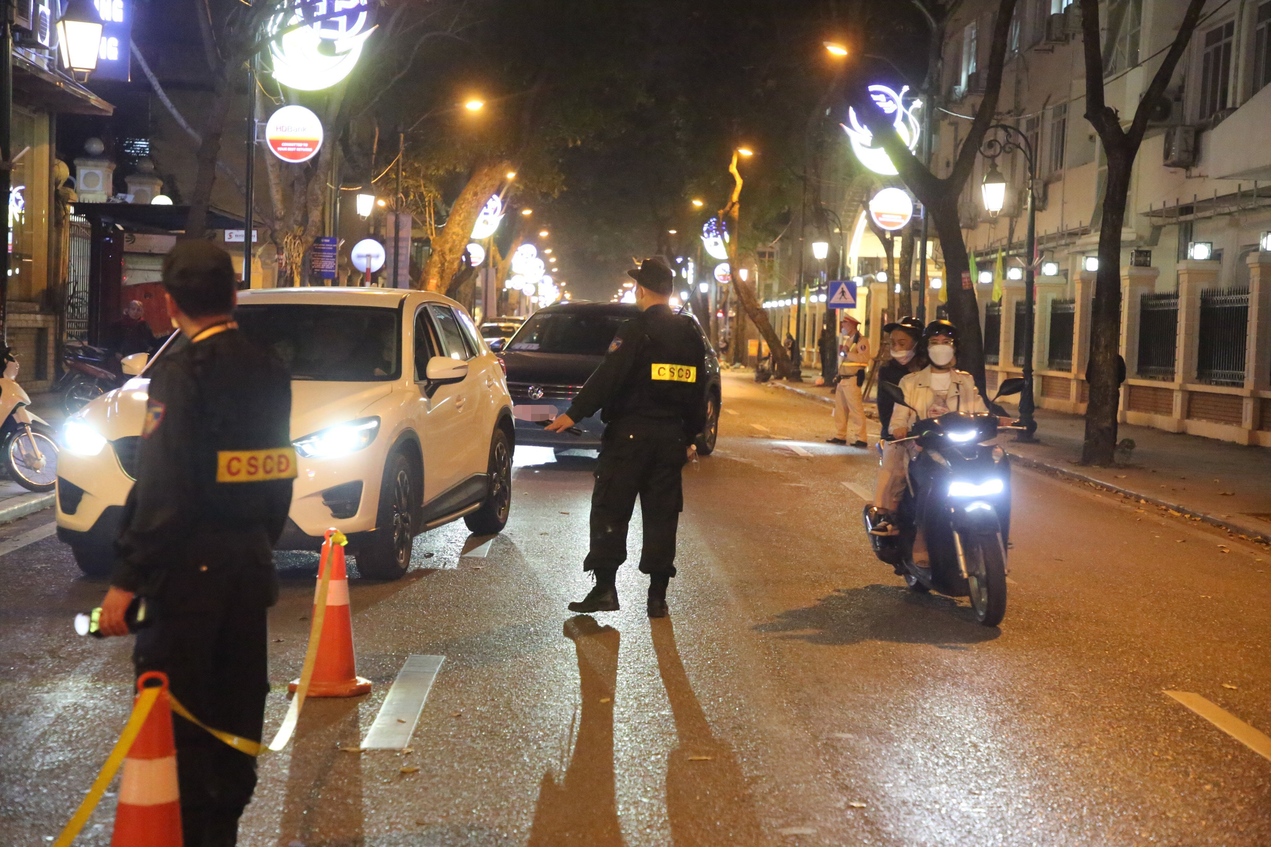 Đến 21h10 cùng ngày, Tổ công tác dừng ô tô bán tải mang biển số 51C do tài xế N.S.T. (SN 1978, trú tại Hà Nội) điều khiển để kiểm tra. Qua máy đo, tài xế T. vi phạm nồng độ cồn mức 0,032 miligam/lít khí thở.