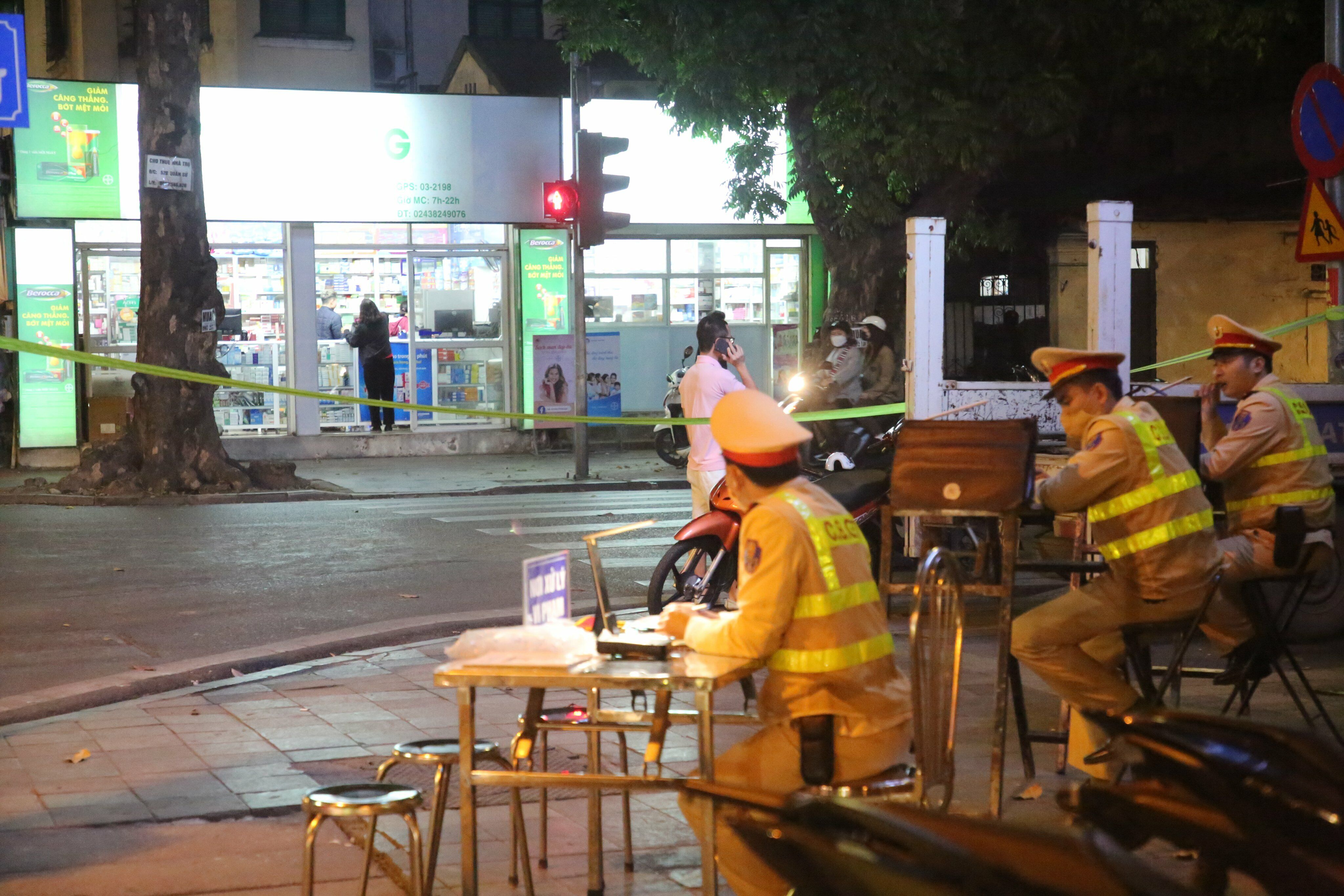 Trong quá trình làm việc, tài xế T. liên tục gọi điện cho người thân tìm cách xin bỏ qua vi phạm nhưng đều bị Tổ công tác từ chối.