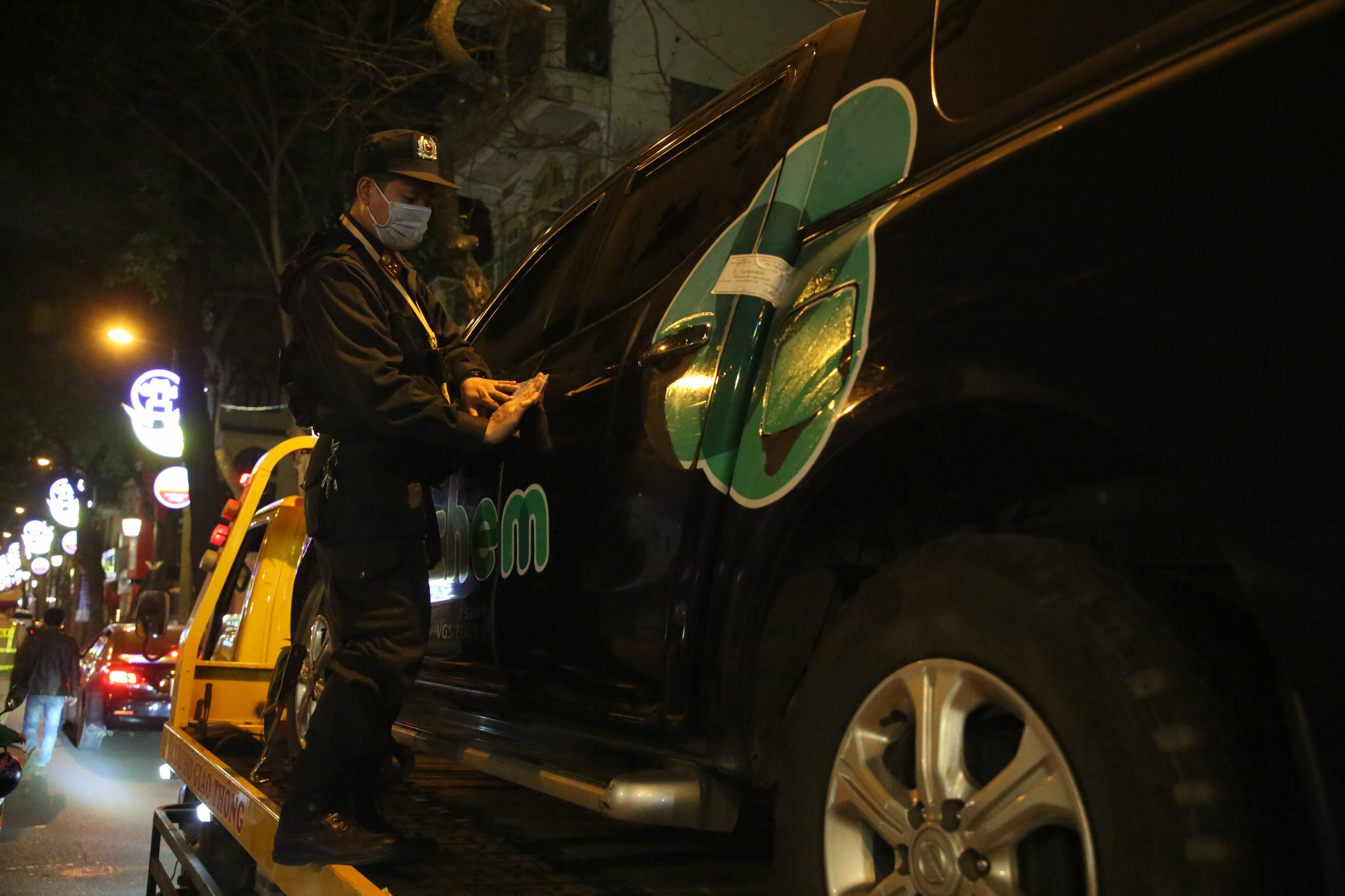 Tổ công tác liên ngành Y11/141 đã lập biên bản xử phạt tài xế T. với số tiền 7 triệu đồng, tước giấy phép lái xe 11 tháng và tạm giữ phương tiện đến 7 ngày.