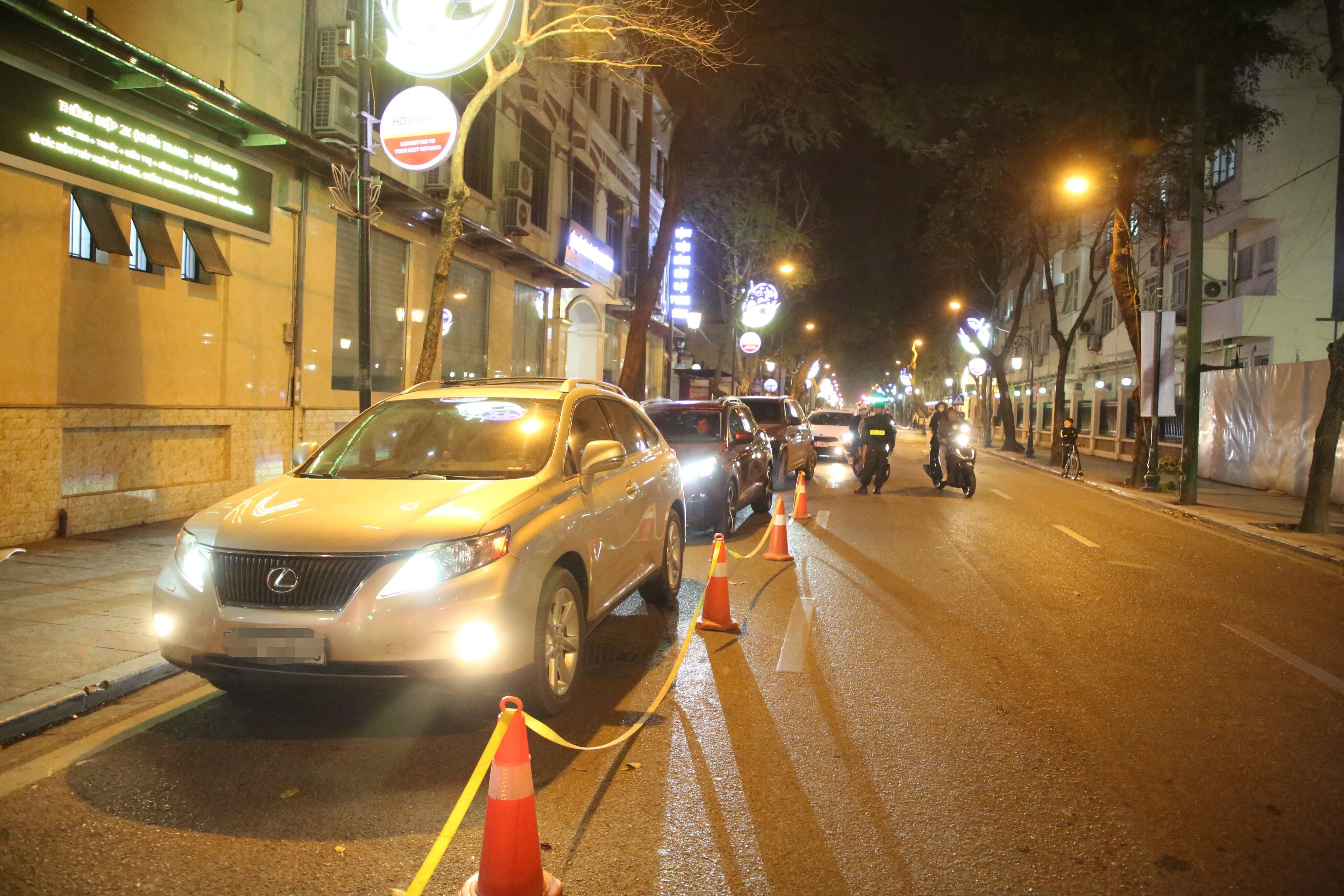 Khoảng 30 phút sau, lực lượng liên ngành tiếp tục dừng ô tô nhãn hiệu Toyota Camry mang biển số 30Y do tài xế T.Đ.H. (SN 1984, trú tại Hà Nội) điều khiển.