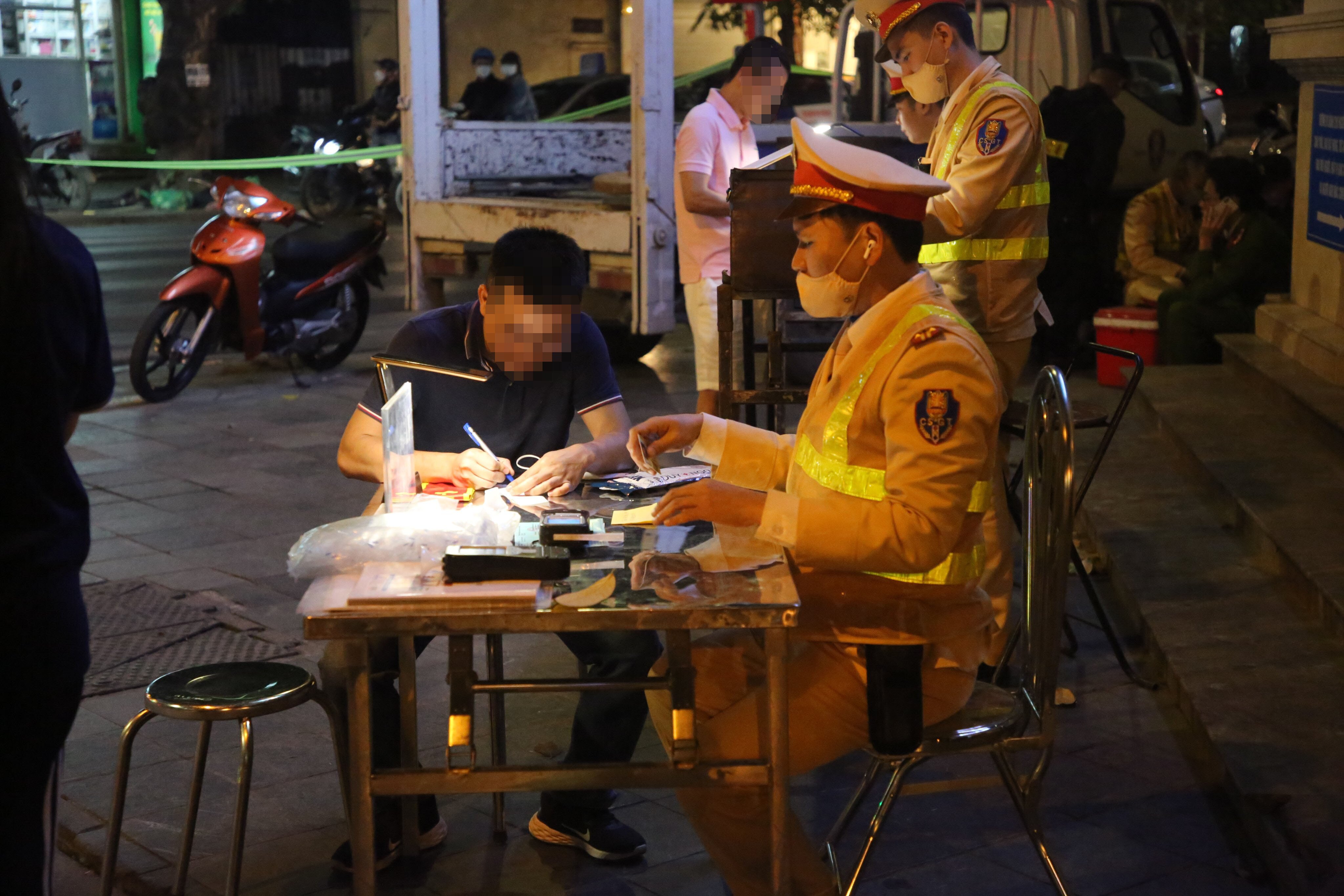 Ngay khi dừng xe, người đi cùng và tài xế liên tục xin Tổ công tác bỏ qua vi phạm nhưng bất thành. Qua kiểm tra, tài xế H. vi phạm nồng độ cồn ở mức 0,184 miligam/lít khí thở.