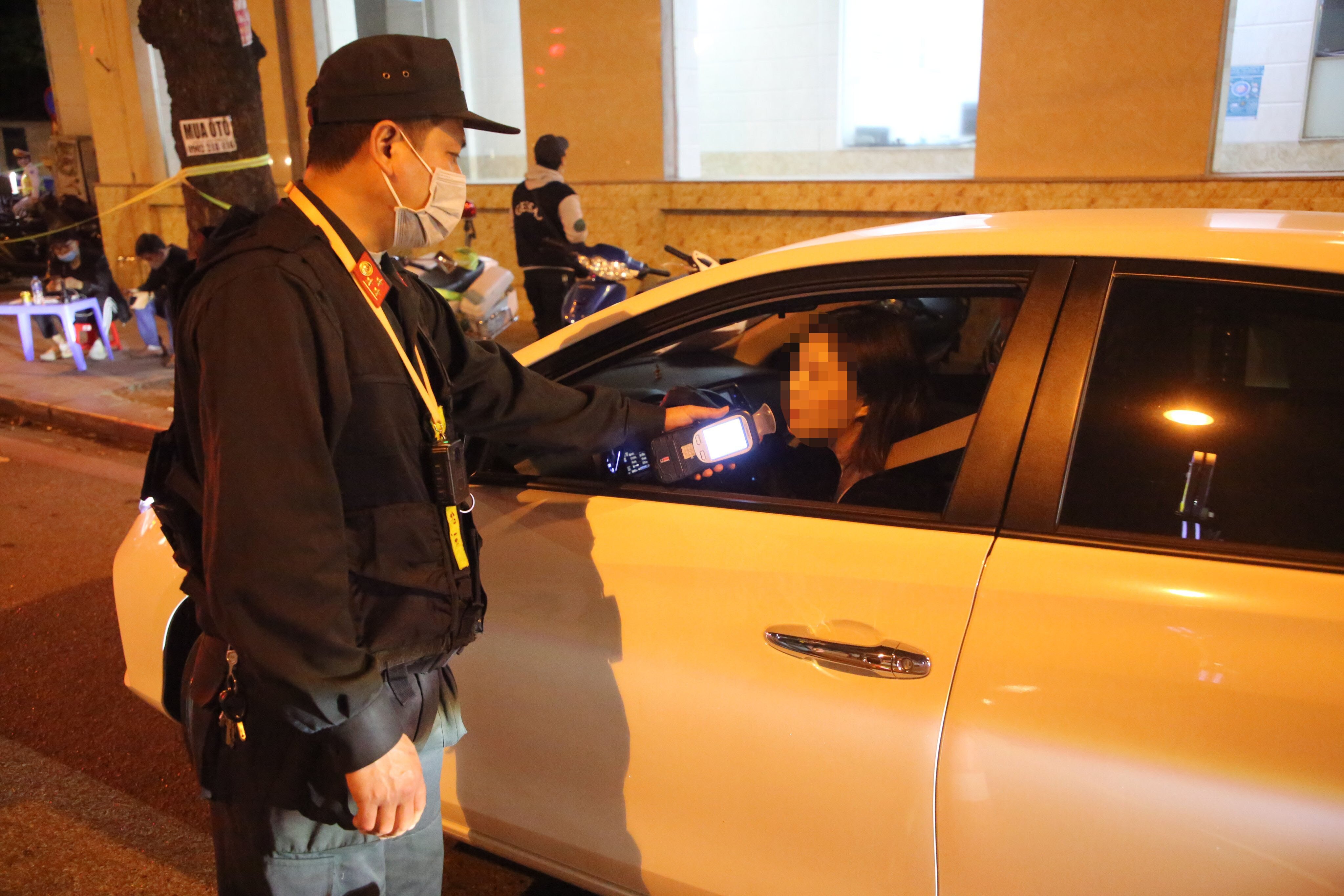 Trong suốt ca công tác kéo dài 4 tiếng PV ghi nhận Tổ công tác liên ngành Y11/141 đã dừng hơn 500 ô tô và nhiều xe máy để kiểm tra nhưng chỉ phát hiện 2 trường hợp vi phạm ở mức thấp.