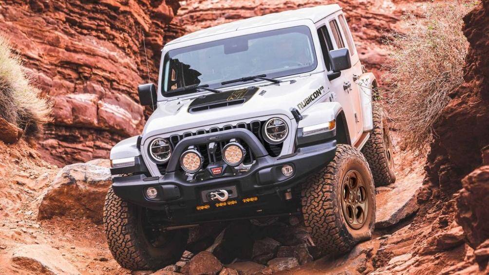 So với bản thường, Wrangler Rubicon 20th Anniversary cũng được nâng cấp hiệu năng địa hình với phuộc đôn thêm 1,27cm, mâm có vòng chống tuột lốp