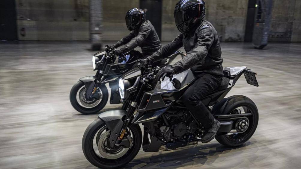 Trong khi đó, sọc đặc trưng của Brabus nổi lên từ các hốc hút gió được thiết kế lại làm bằng sợi carbon đúc sẵn, giúp định hình phần đầu xe độc đáo