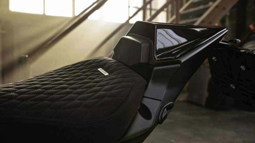 Cũng giống như những chiếc xe mà Brabus từng được nâng cấp, 1300 R Edition sở hữu bánh xe rèn Monoblock Z và được hoàn thiện với màu đen bạch kim