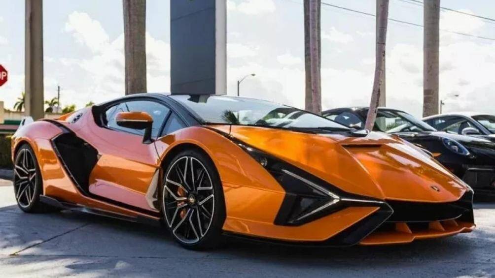 Chủ sở hữu đầu tiên của chiếc xe đã đặt mua một chiếc Sian màu cam tương đối đơn giản, không phức tạp như một số chiếc Sian khác