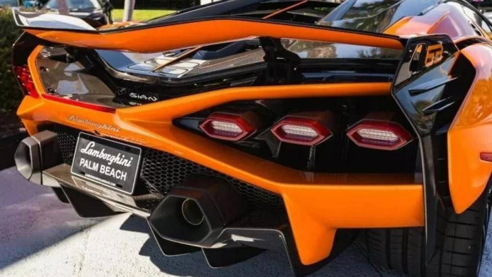 Tương phản với màu sơn cam là màu đen carbon trên nắp động cơ, nắp cốp sau, cũng như ở cản trước, cánh gió bên, bộ nạp khí bên và bộ khuếch tán phía sau