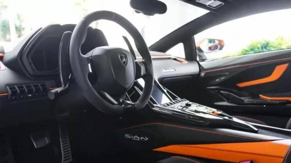 Có thể thấy trong cabin của siêu xe phiên bản đặc biệt này có rất nhiều chi tiết bọc da màu đen và cam