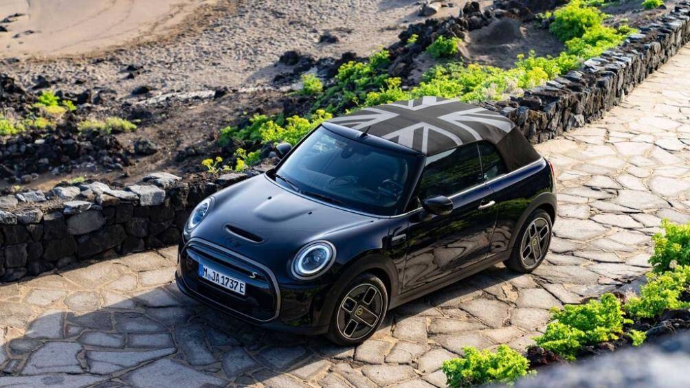 Bản mui trần sẽ được sơn màu đen bí ẩn hoặc bạc trắng với viền đồng, ngoại trừ huy hiệu Mini màu đen Piano