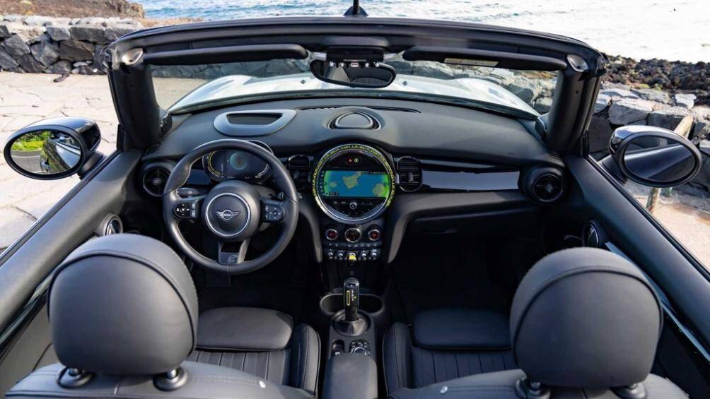 Nội thất của xe được trang bị ghế thể thao bọc da có sưởi và nhiều chi tiết trang trí màu đen Piano với những điểm nhấn màu vàng