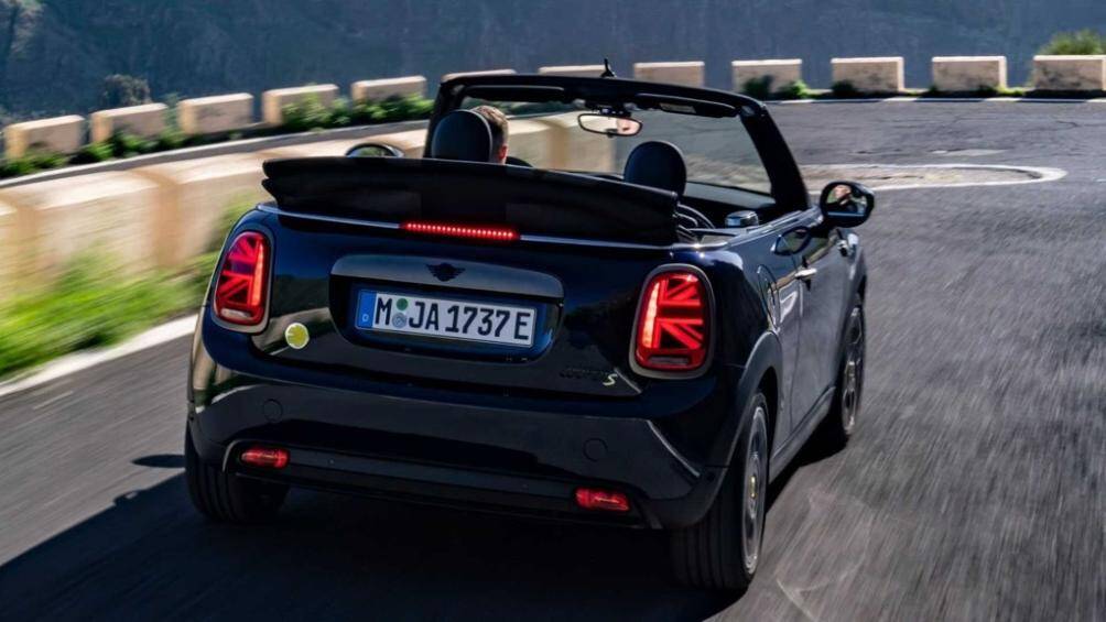 Cooper SE Convertible kết hợp hệ động lực điện từ SE mui cứng và khả năng hạ mui giúp xe có công suất 181 mã lực và mô-men xoắn 270Nm