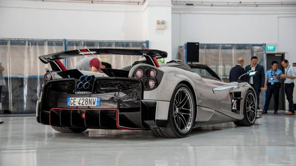 Cánh gió cỡ lớn của Huayra Roadster BC có thể chủ động điều chỉnh tăng cường khí động học