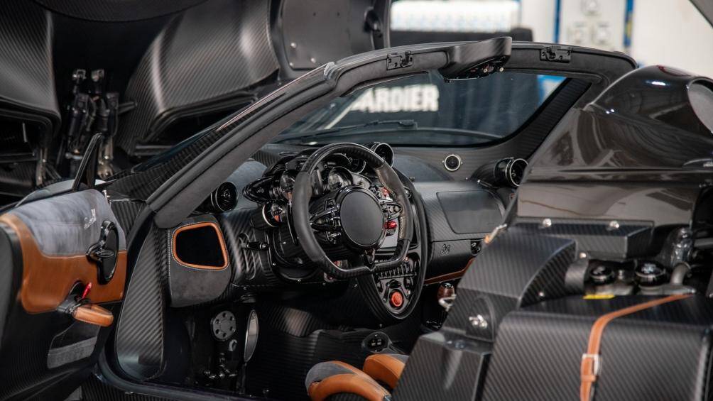 Nội thất của xe vẫn mang phong cách tương lai với phím bấm chức năng cùng với các chi tiết từ vật liệu cao cấp và thiết kế hiện đại