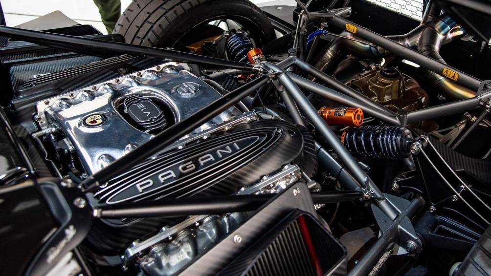 Pagani Huayra Roadster BC trang bị khối động cơ V12 twin-turbo 6.0L do AMG lắp ráp thủ công, công suất tối đa 802 mã lực và mô-men xoắn cực đại 1.050 Nm