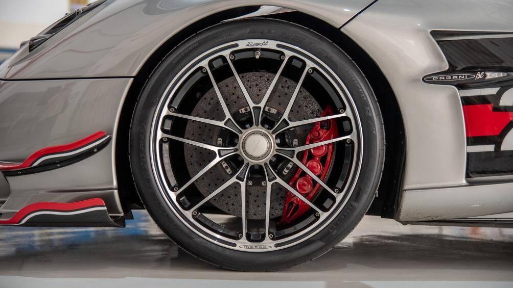 Siêu xe được trang bị mâm hợp kim nhôm đúc có kích thước 20 inch bánh trước và 21 inch bánh sau