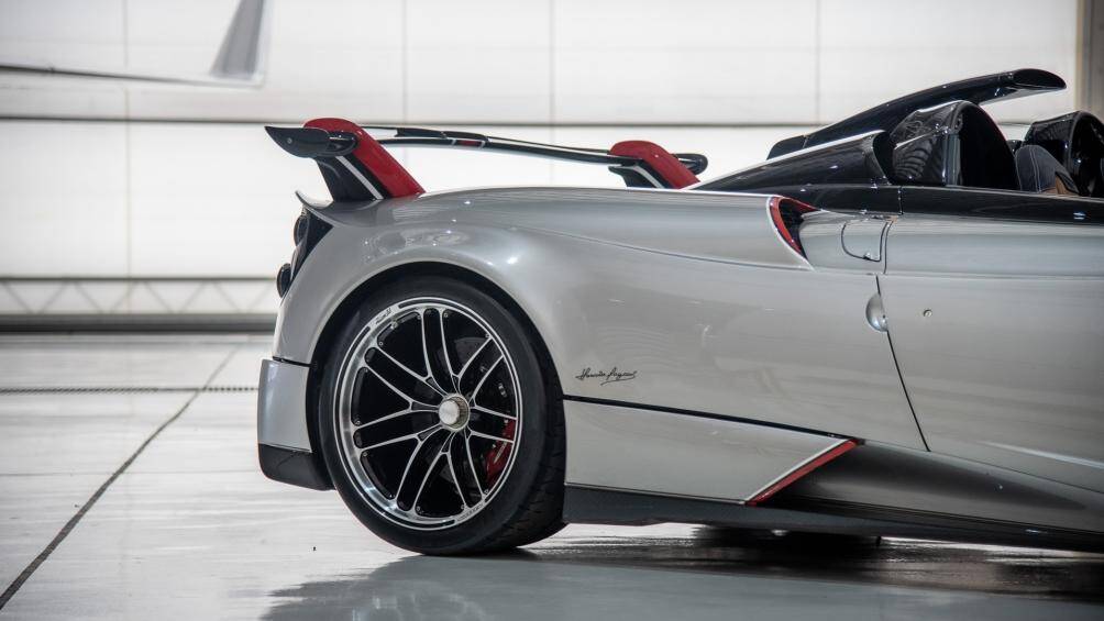 Hệ thống treo tay đòn kép độc lập làm bằng hợp kim nhôm đúc cùng cùm phanh Brembo 6 piston phía trước và 4 piston phía sau