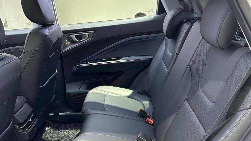 Công suất tổng cộng của hệ truyền động này là 114 mã lực. Nhờ đó, Suzuki Grand Vitara 2023 có thể chạy 25 km mà không cần dùng động cơ xăng