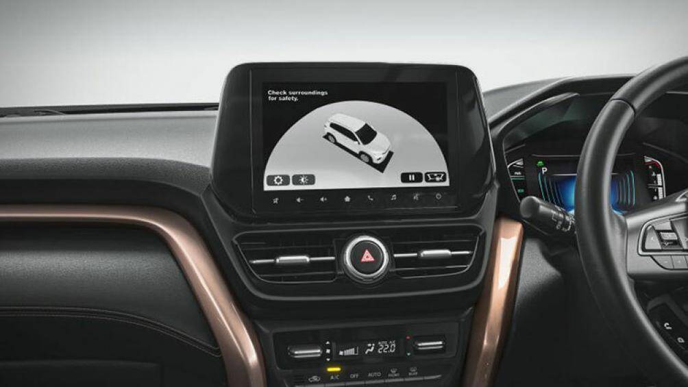 Thứ hai là hệ truyền động Hybrid với máy xăng Atkinson Cycle 3 xi-lanh, dung tích 1.5L, mô-tơ điện và hộp số e-CVT 6 cấp