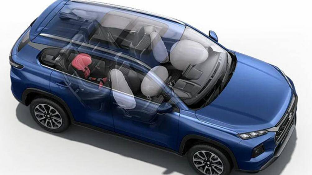 Bản GX có thêm ghế/vô lăng bọc da, gương chiếu hậu chống chói tự động, màn hình cảm ứng trung tâm 9 inch và cửa sổ trời toàn cảnh Panorama