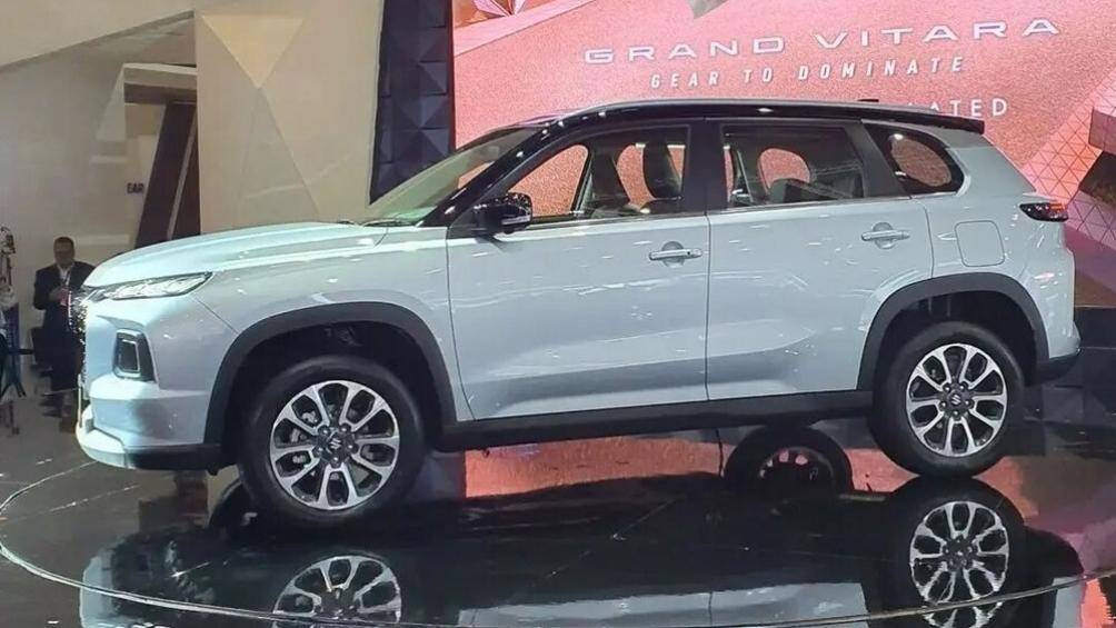 Điểm nhấn tiếp theo của xe là hệ thống đèn 2 tầng với dải đèn LED định vị ban ngày 3 bóng phía trên và đèn pha vuông vắn bên dưới