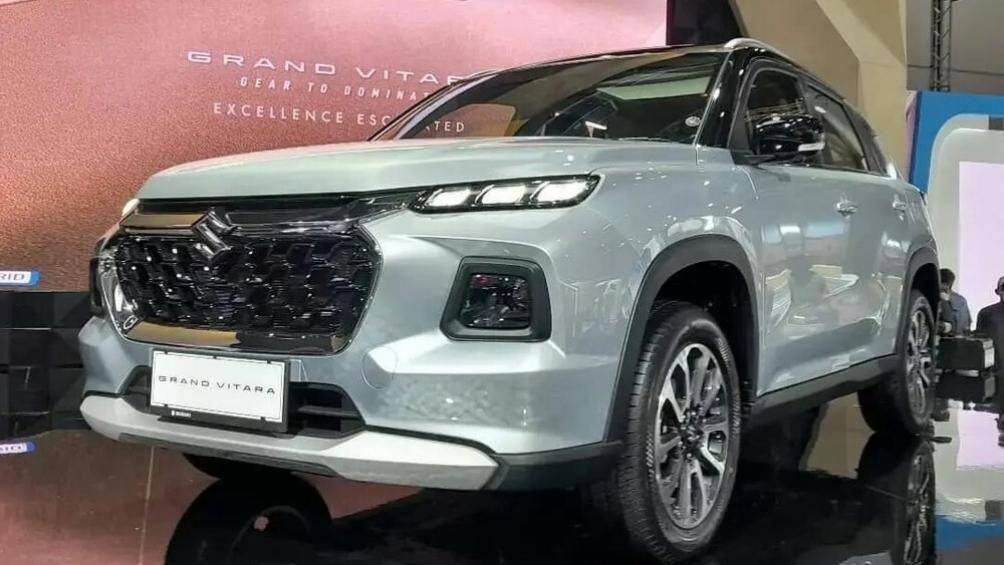 Lưới tản nhiệt được tách riêng với khe gió hẹp phía trên bằng nẹp hình chữ "U", tích hợp logo của hãng Suzuki