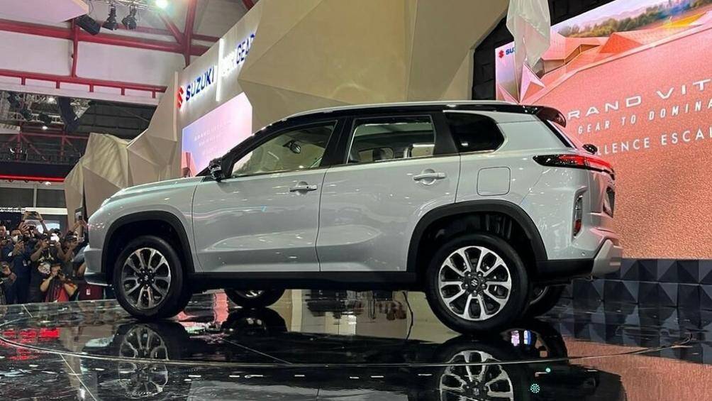 Bên sườn, Suzuki Grand Vitara 2023 được trang bị vòm bánh cơ bắp hơn, đường vai xe chếch lên ở cột C. Gương chiếu hậu được thiết kế gập chỉnh điện và bộ vành 17 inch