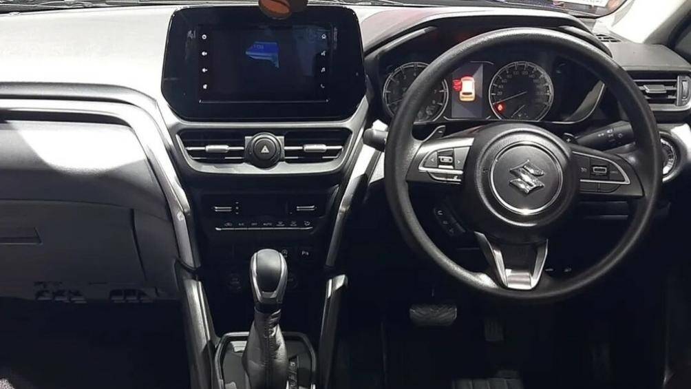 Bản tiêu chuẩn GL được trang bị vô lăng 3 chấu tích hợp phím chức năng và lẫy chuyển số thể thao, ghế bọc nỉ, bảng đồng hồ, màn hình cảm ứng 7 inch