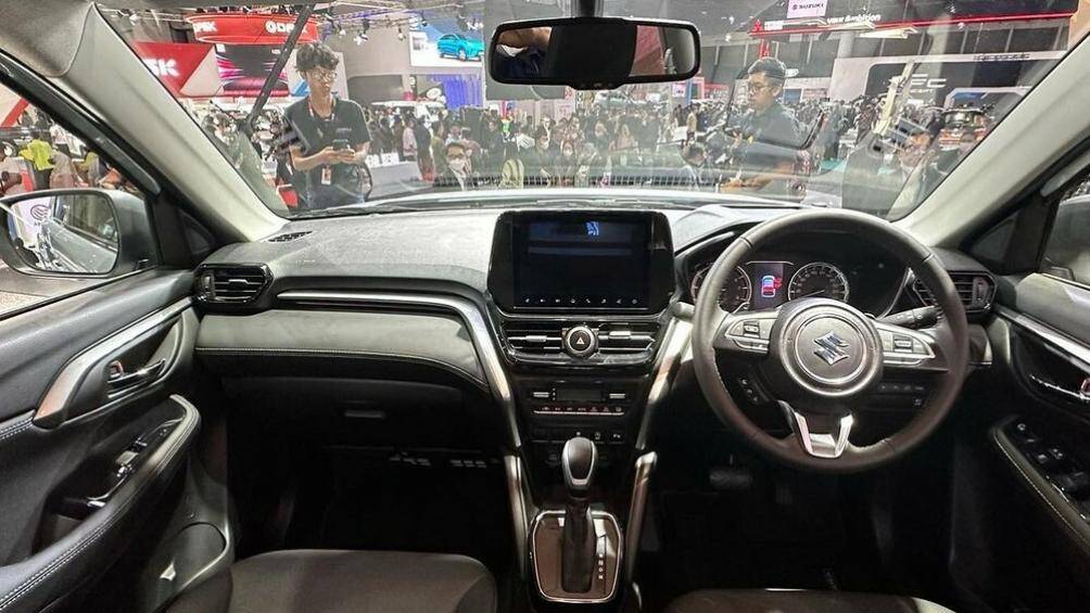 Thứ nhất là hệ truyền động mild hybrid có tên Smart Hybrid, bao gồm máy xăng 4 xi-lanh, dung tích 1.5L và mô-tơ điện giống Ertiga Hybrid 2023 tại Việt Nam