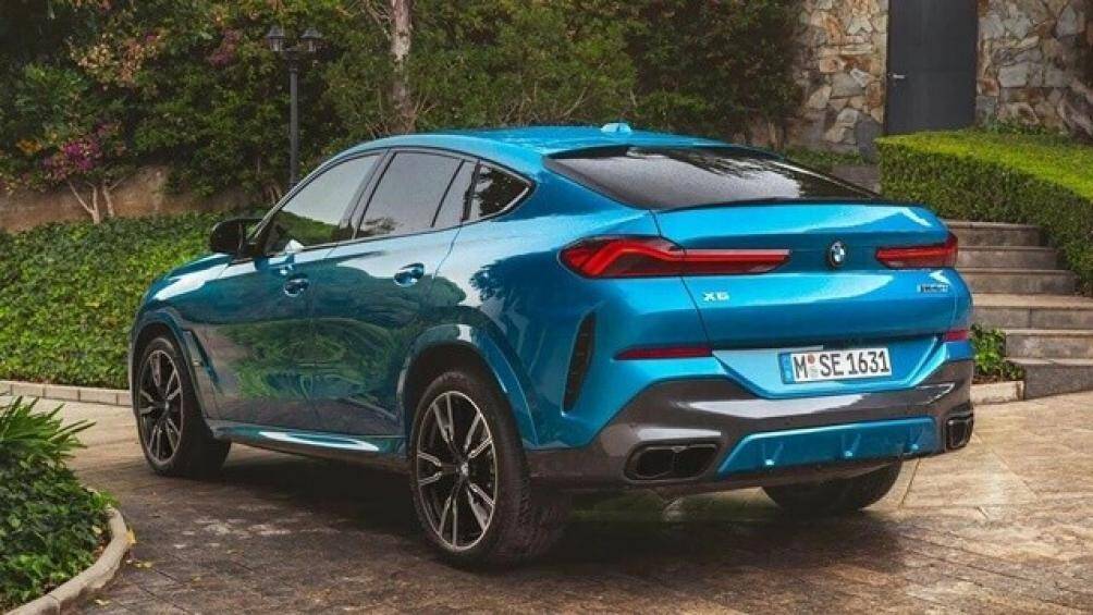 Phiên bản BMW X6 M60i xDrive sử dụng động cơ xăng 4.4 lít, V8 tăng áp kết hợp với mô tơ điện 48V