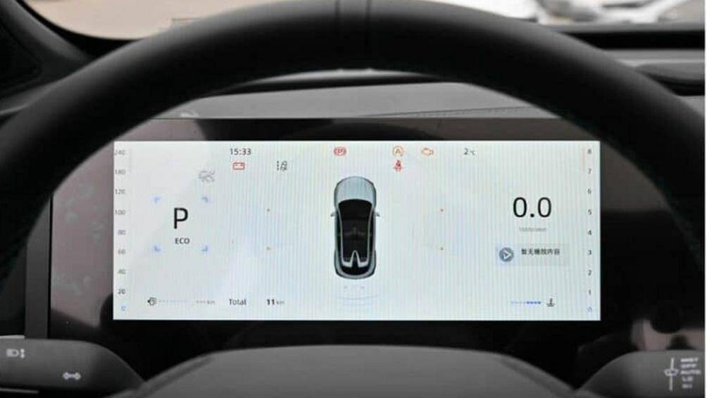 Tiếp theo là màn hình kép cho bảng đồng hồ và màn hình điều khiển trung tâm. Màn hình giải trí được thiết kế vuông vức, không cắt góc như bản cũ