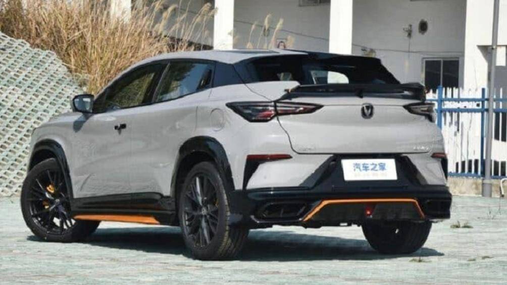 Về tính năng an toàn, Changan UNI-T 2023 được trang bị hệ thống kiểm soát ổn định điện tử và các chức năng hỗ trợ phanh khẩn cấp, cảnh báo điểm mù...