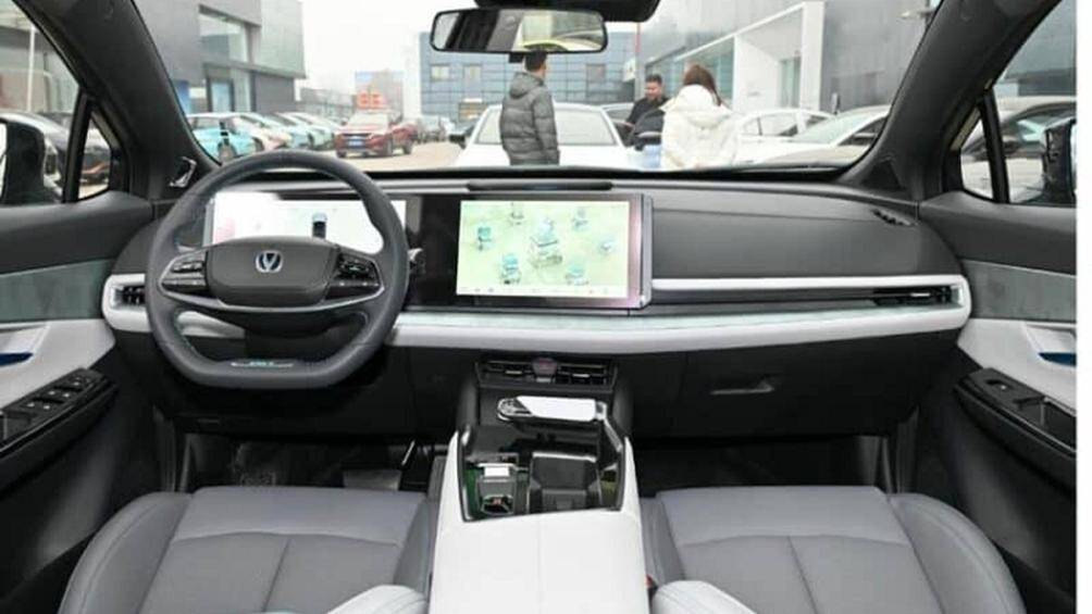 Đầu tiên là việc xe có vô-lăng hoàn toàn mới, loại bỏ hẳn 2 chấu dưới đáy, có tích hợp thêm sưởi