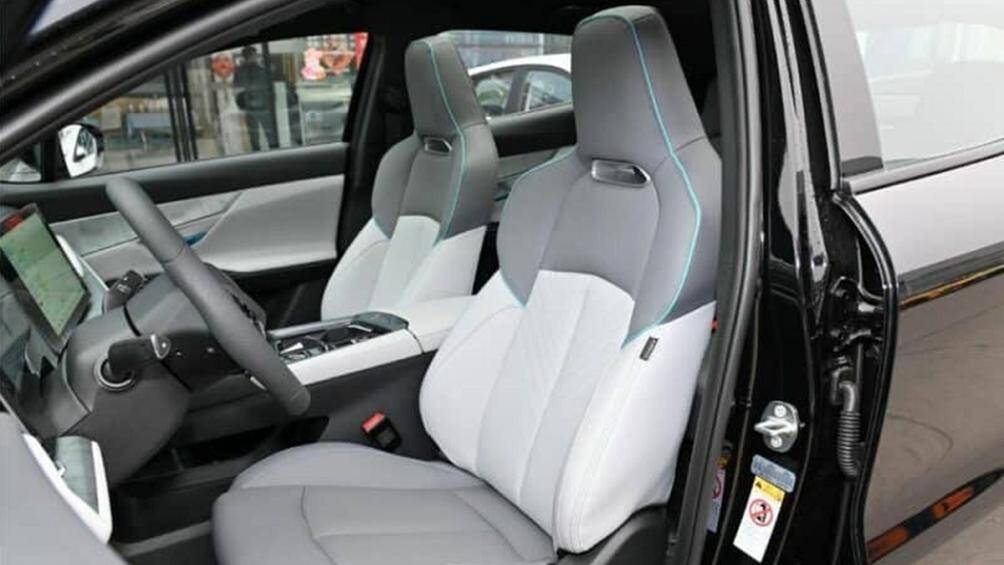 Dưới màn hình giải trí đã loại bỏ đi quạt gió, giúp bảng điều khiển xe liền mạch hơn. Xe cũng hỗ trợ điều khiển từ xa bằng điện thoại di động