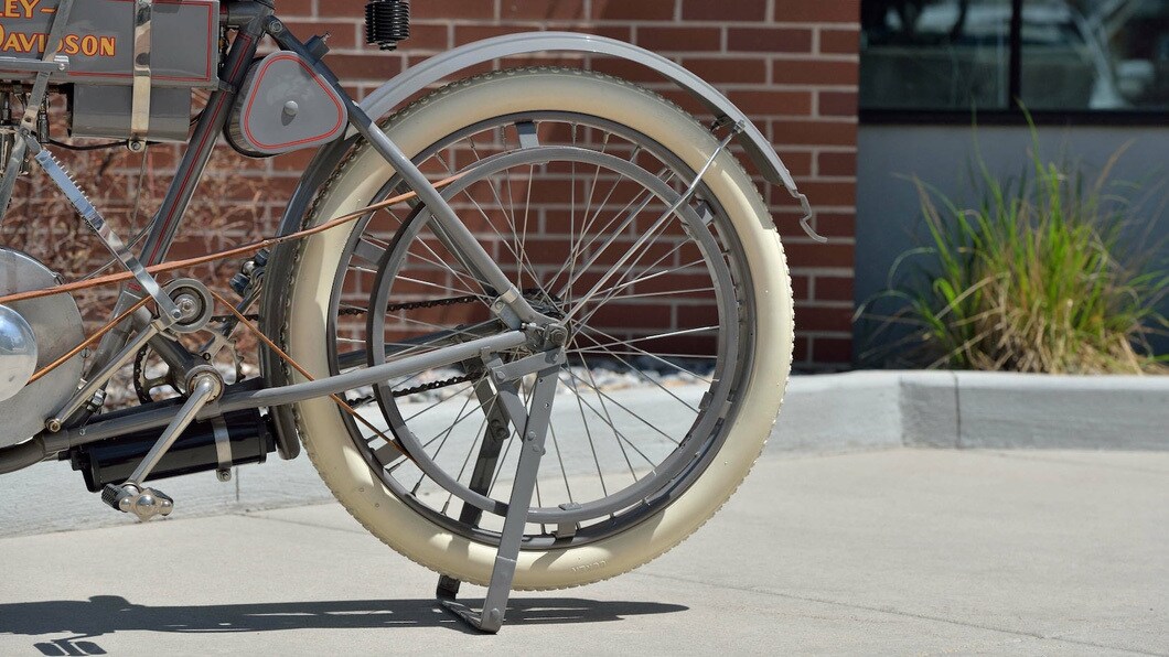 Chiếc mô tô hàng hiếm này vẫn còn nhiều bộ phận nguyên bản, bao gồm bánh xe, bình xăng, ròng rọc dây đai động cơ, bọc yên xe và ống giảm thanh...