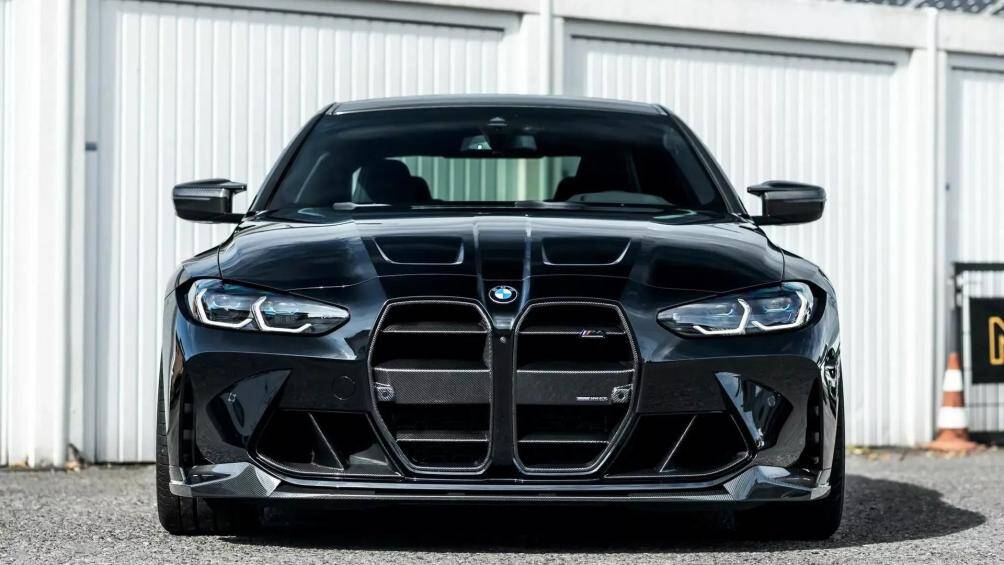 Các lưới tản nhiệt ở phía trước cũng được làm từ sợi carbon, bộ vành màu vàng đồng kích thước 20 inch phía trước và 21 inch phía sau